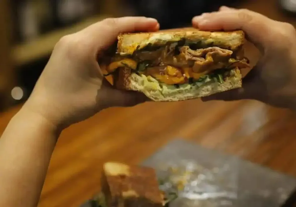 Un hombre muere atragantado mientras comía un sándwich en un bar de Valencia