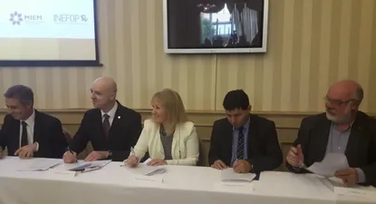 ANDE, Uruguay XXI, MIEM, Inefop y ANII firman el convenio.