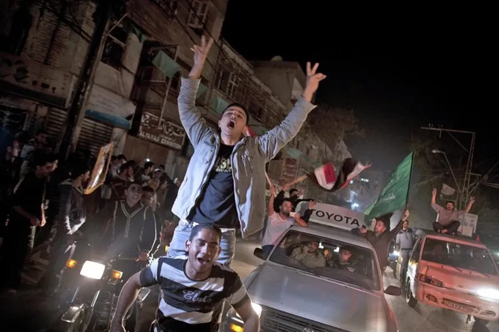 Gaza- Palestinos celebran una tregua acordada, en Gaza