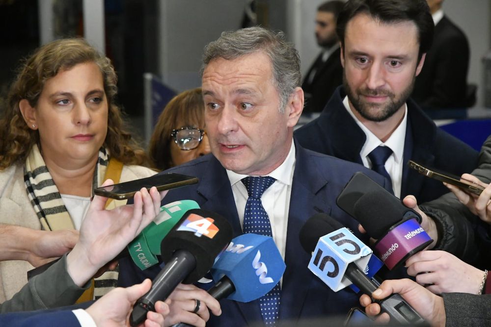 Álvaro Delgado y delegación del Partido Nacional llega a Torre Ejecutiva