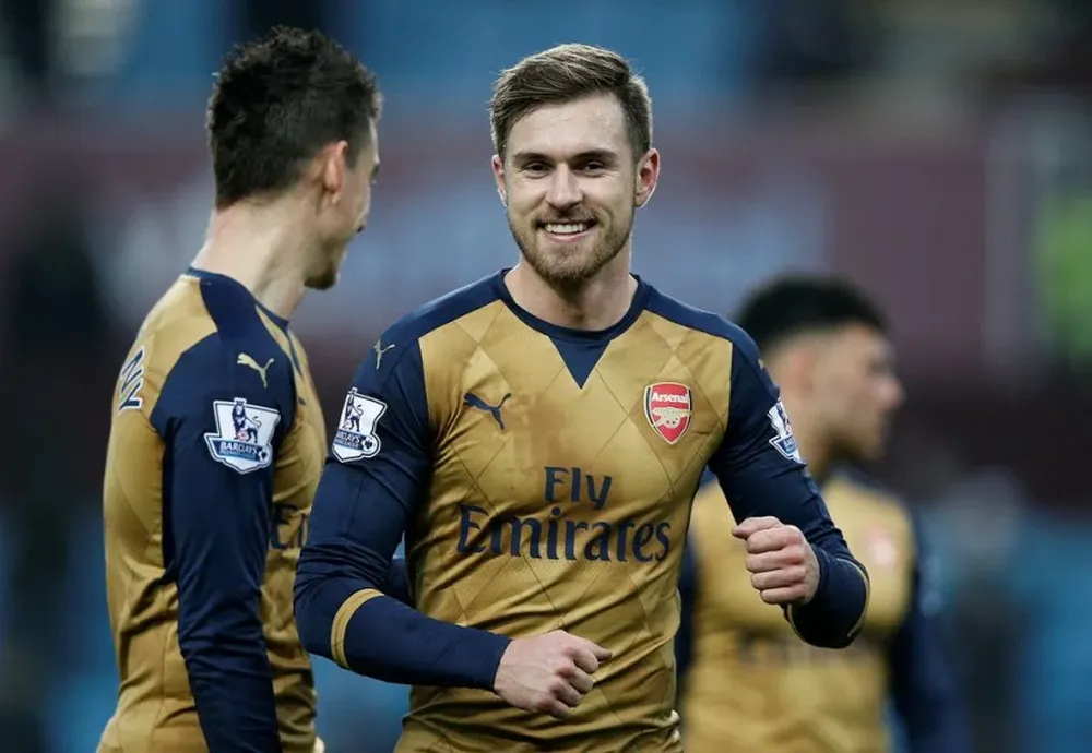 El galés Aaron Ramsey marcó un gol para Arsenal, ahora líder de la Premier