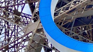 Un hombre fue detenido cuando escalaba la Torre Eiffel en la previa de la ceremonia de clausura de los Juegos Olímpicos.&nbsp;