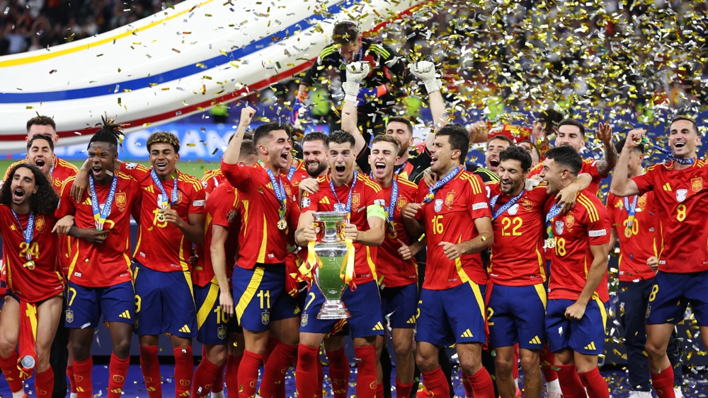 La selección española levanta la copa de Europa.