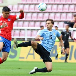 Alfonso Montero y Juan Rodríguez de la selección de Uruguay sub 20 van sobre Damián Pizarro de Chile