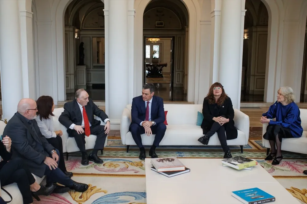El presidente del Gobierno, Pedro Sánchez (3d), y la directora de cine Isabel Coixet (2d) durante un encuentro con representantes del mundo del cine en nuestro país, en el Palacio de La Moncloa