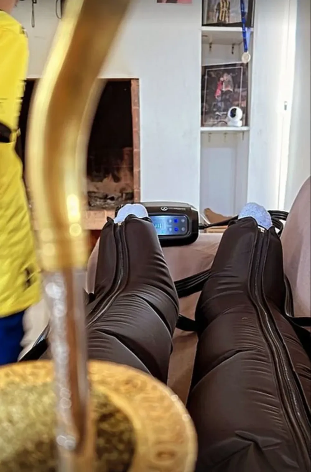 Matías Arezo mostró cómo hace recuperación de presoterapia en su hogar para estar al firme en el próximo partido de Peñarol