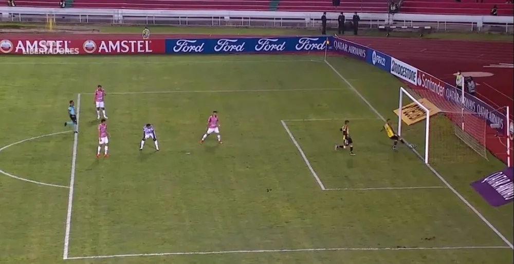 Era gol del arquero, pero la tocaron en la línea