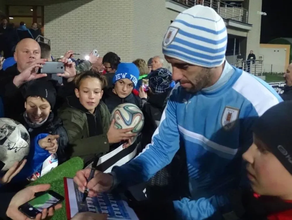 Locura por Godín en Varsovia