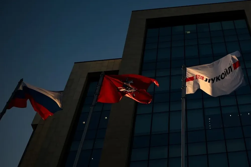 La bandera de Rusia, la de Moscú y la de Lukoil, frente al edificio de esa productora petrolera rusa.