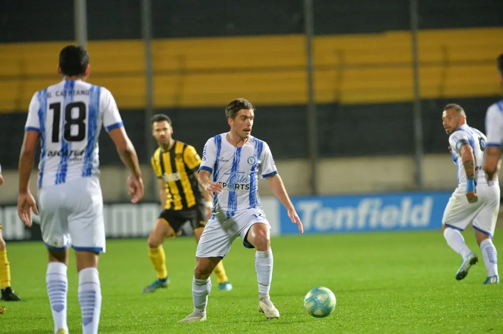 Contra Peñarol en el Campeón del Siglo