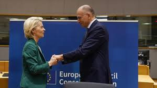 Úrsula von der Leyen y el ex primer ministro de Italia Enrico Letta