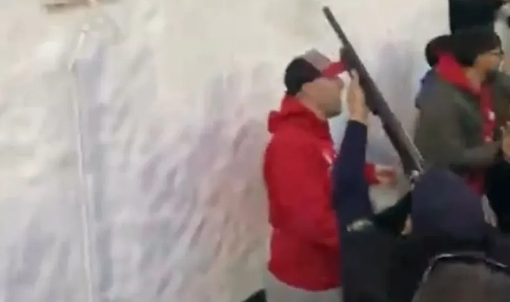 Un efectivo policial procede a disparar al aire para intentar calmar los ánimos