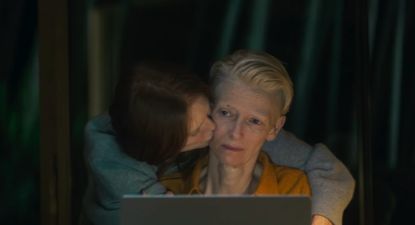 Una imagen de La habitación de al lado, la nueva película de Pedro Almodóvar