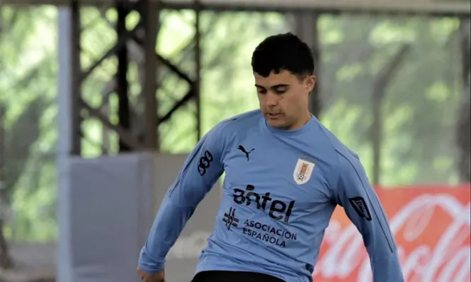 Tabárez probó a Oliveros en lugar de Viña como lateral; el jugador de Palmeiras dio positivo de covid-19