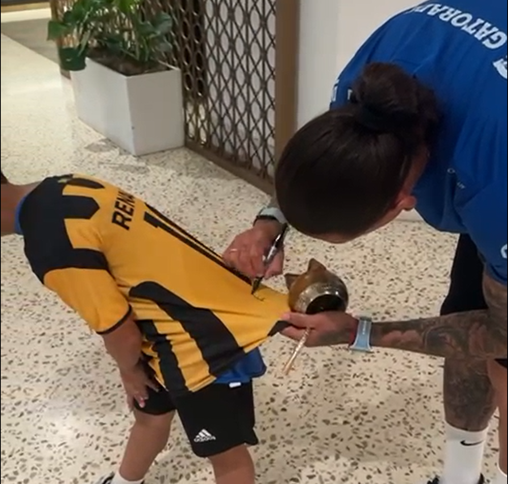 Darwin Núñez y la firma