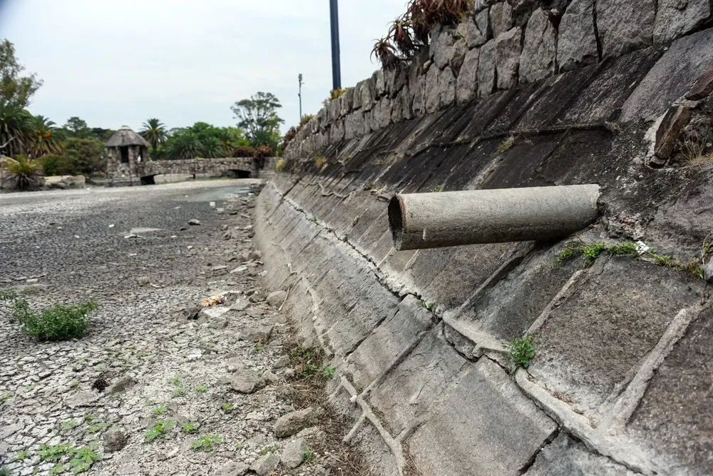 Así luce el Lago Cachón del Parque Rodó, que se quedó sin agua a causa de la sequía