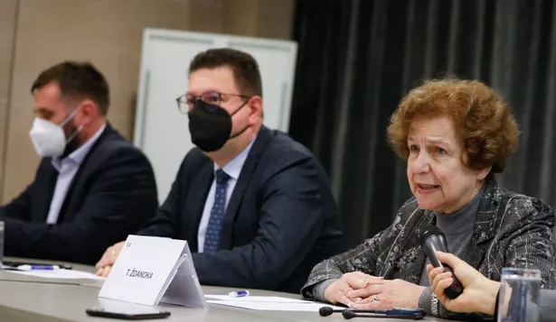 El diputado del Parlamento Europeo, Lorant Vincze y la presidenta de la delegación de la Comisión de Peticiones del Parlamento Europeo, Tatjana Zdanoka, responde a los medios tras una inspección al Mar Menor, a 25 de febrero de 2022, en Murcia