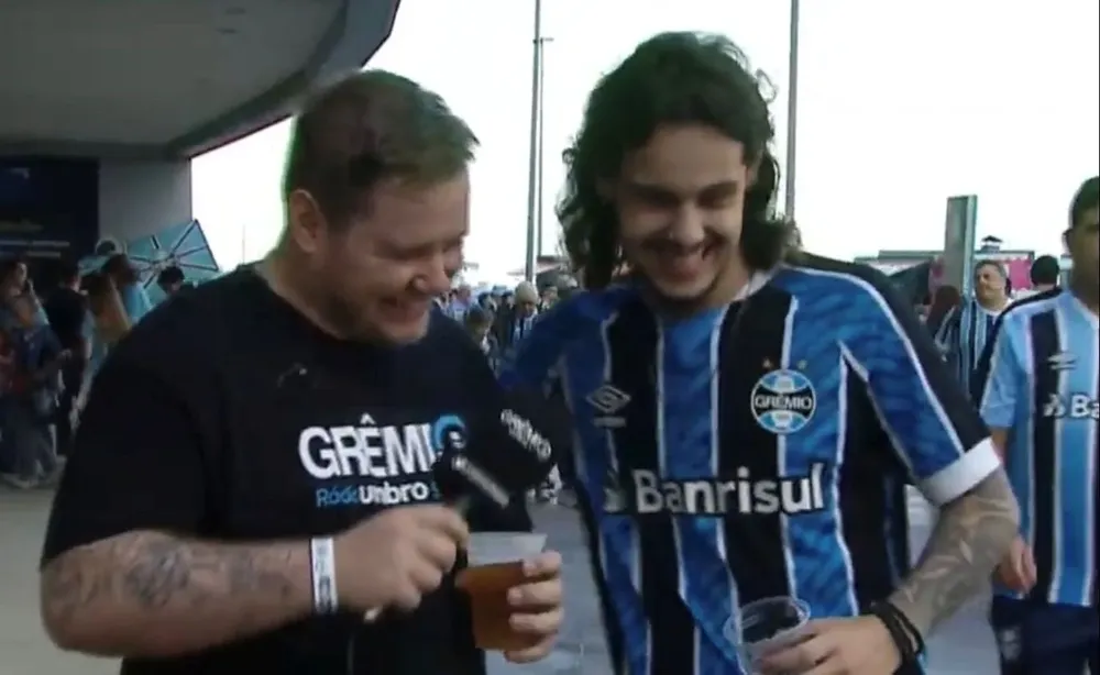 Un hincha de Gremio, muy parecido en aspecto a Edinson Cavani, fue confundido por varios seguidores del club e incluso le hicieron una nota, en broma, en Gremio TV