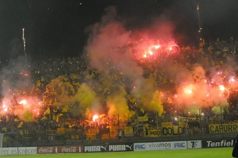 Hinchada de Peñarol en el clásico de Copa Bandes