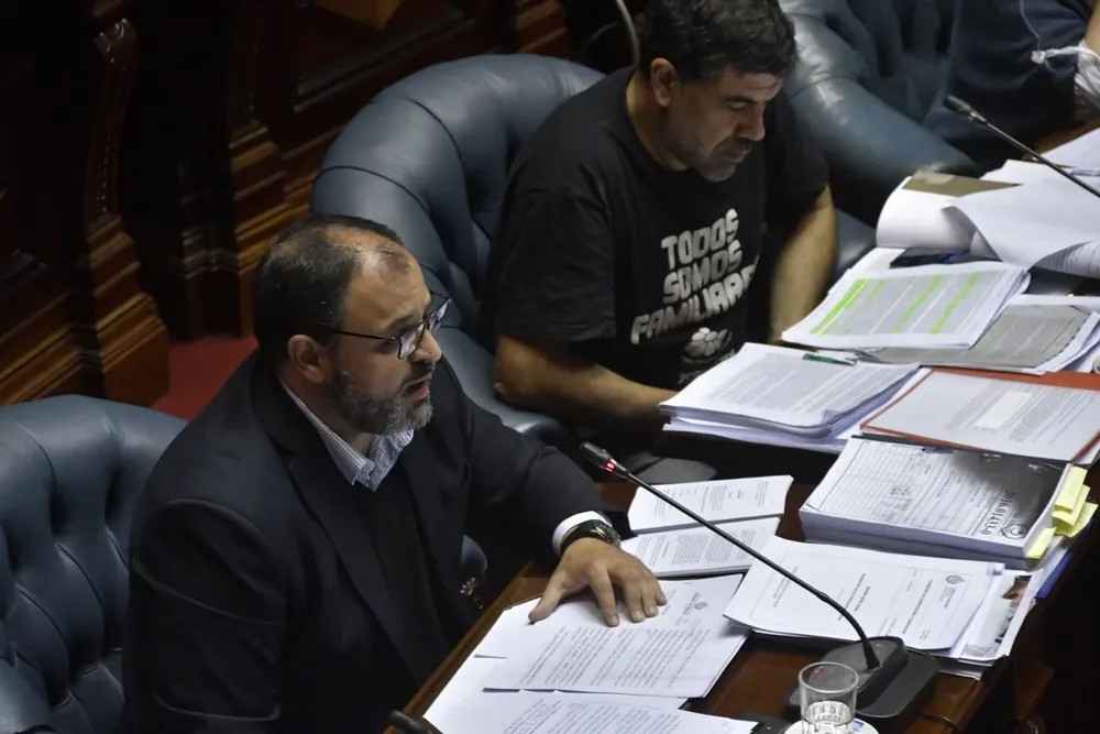 El senador Charles Carrera presentó los datos en el Parlamento