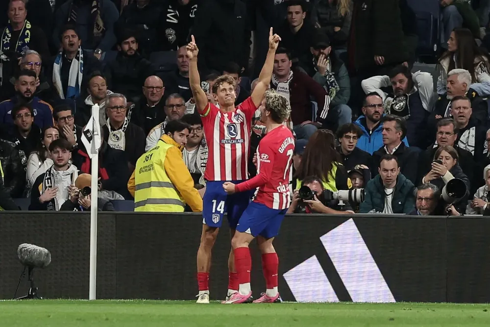 El festejo de Llorente con Griezmann