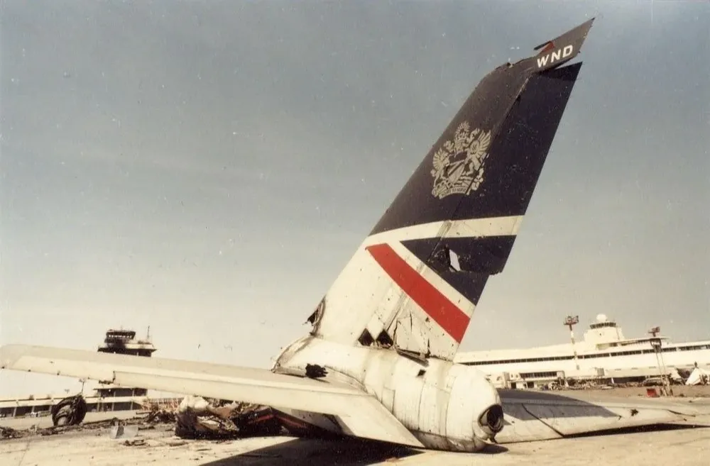 El avion Boeing 747 de British Airways destruido en el aeropuerto de Kuwait.