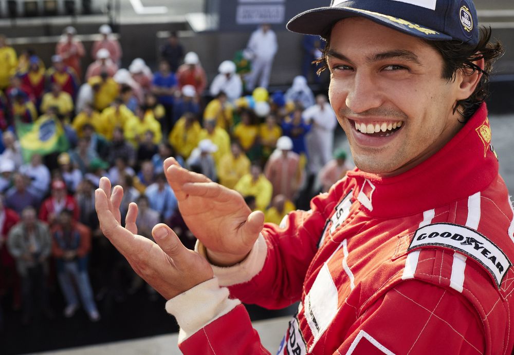 Gabriel Leone como Ayrton Senna en la serie de Netflix