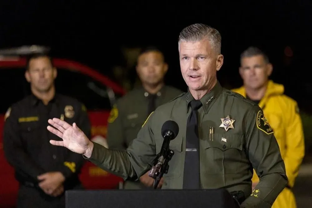 El subcomisario Jeff Hallock informa a la prensa sobre el tiroteo en el bar de motociclistas Cooks Corner en Trabuco Canyon, California