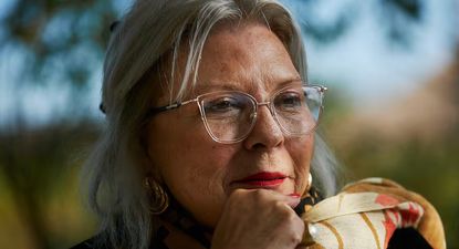 “Tenemos que estar empoderadas. Al primer gesto de violencia verbal o de violencia física, hay que irse, dijo Carrió.