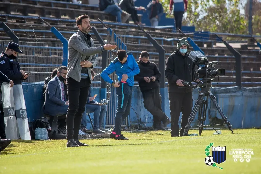 Jorge Bava en su debut como entrenador de Liverpool