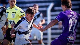 Enzo Cabrera contra Juan Manuel Jorge en el partido entre Danubio y Defensor