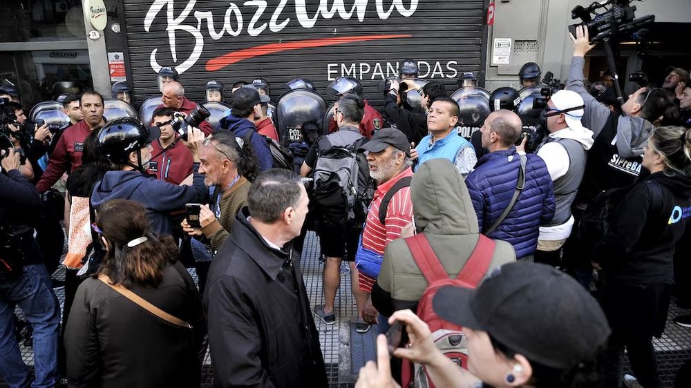 La pizzería donde está refugiado Fran Fijap, rodeada por manifestantes.