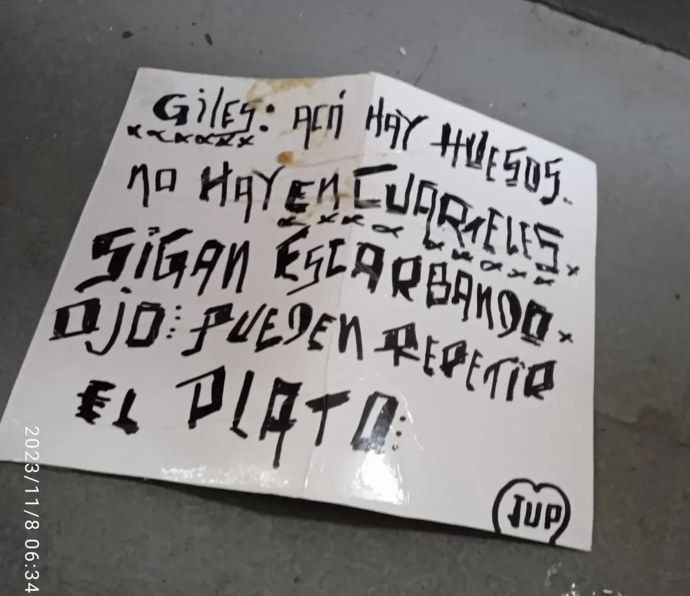 Uno de los carteles que recibieron los activistas de La casa de Oscar