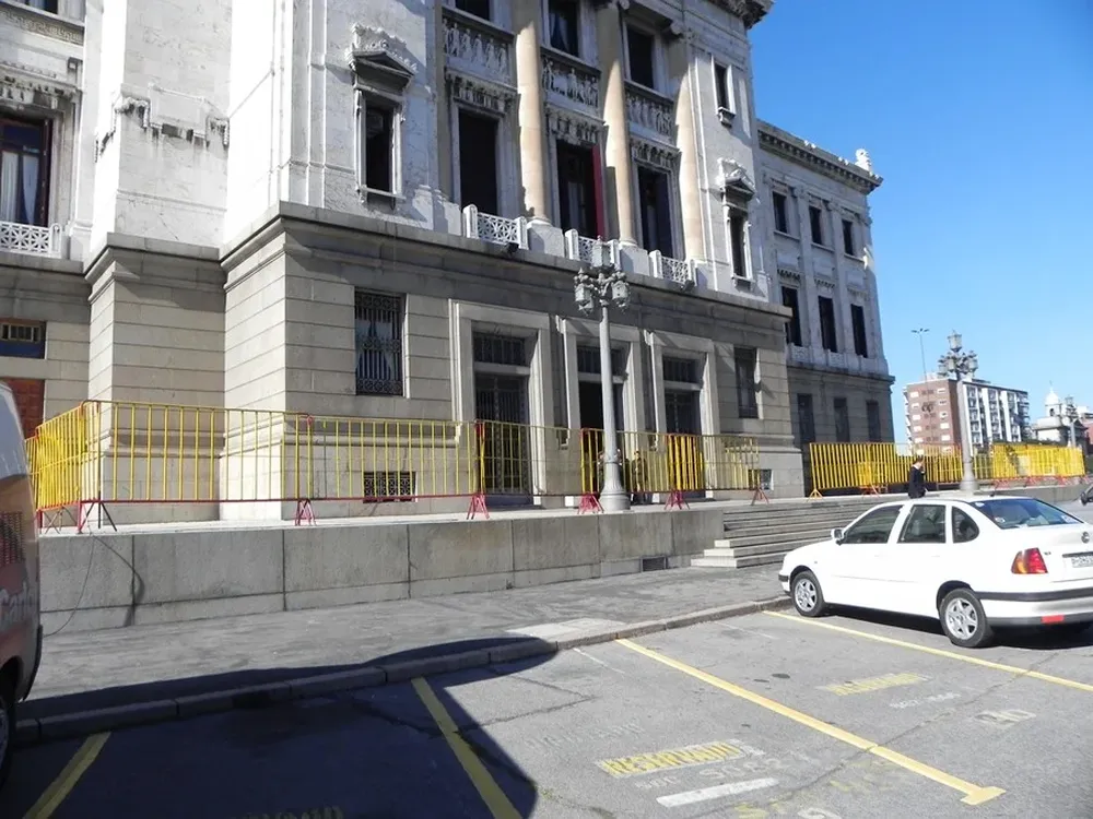 La Policía colocó vallas en la entrada de Diputados