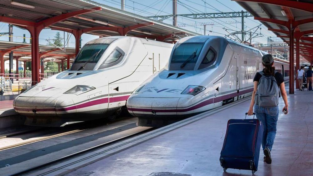 El tren de alta velocidad se ha convertido en una de las formas preferidas de viajar en España.