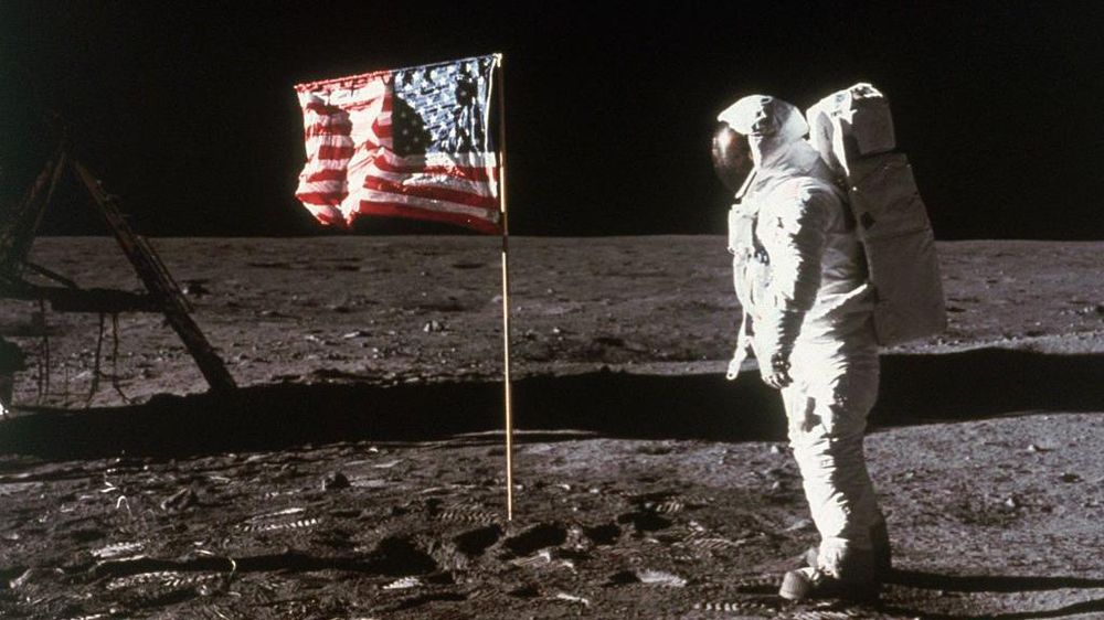 El astronauta Buzz Aldrin saluda a la bandera estadounidense en la superficie lunar en 1969.