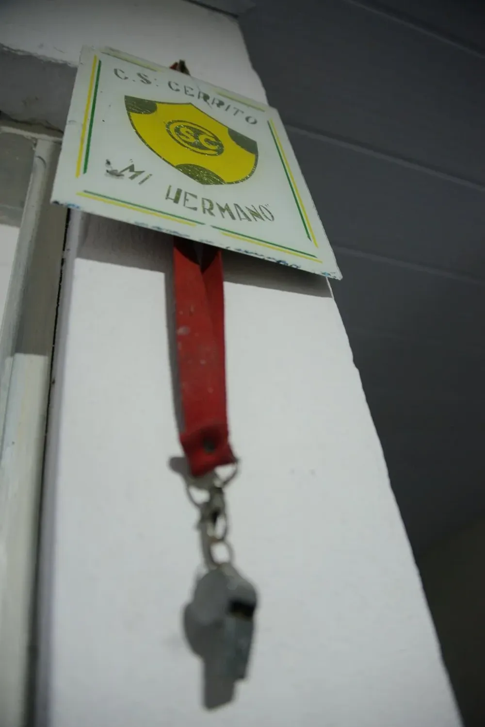 Las canilleras de Emiliano Bermúdez con la foto de sus sobrinos