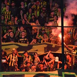 Hinchas de Peñarol encendieron bengalas Hinchas de Peñarol encendieron bengalas