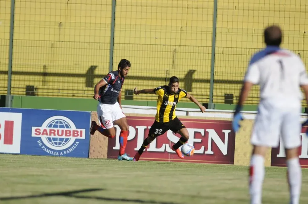 Hernán Petrik marcando a Jonathan Urretaviscaya en el Clausura 2015