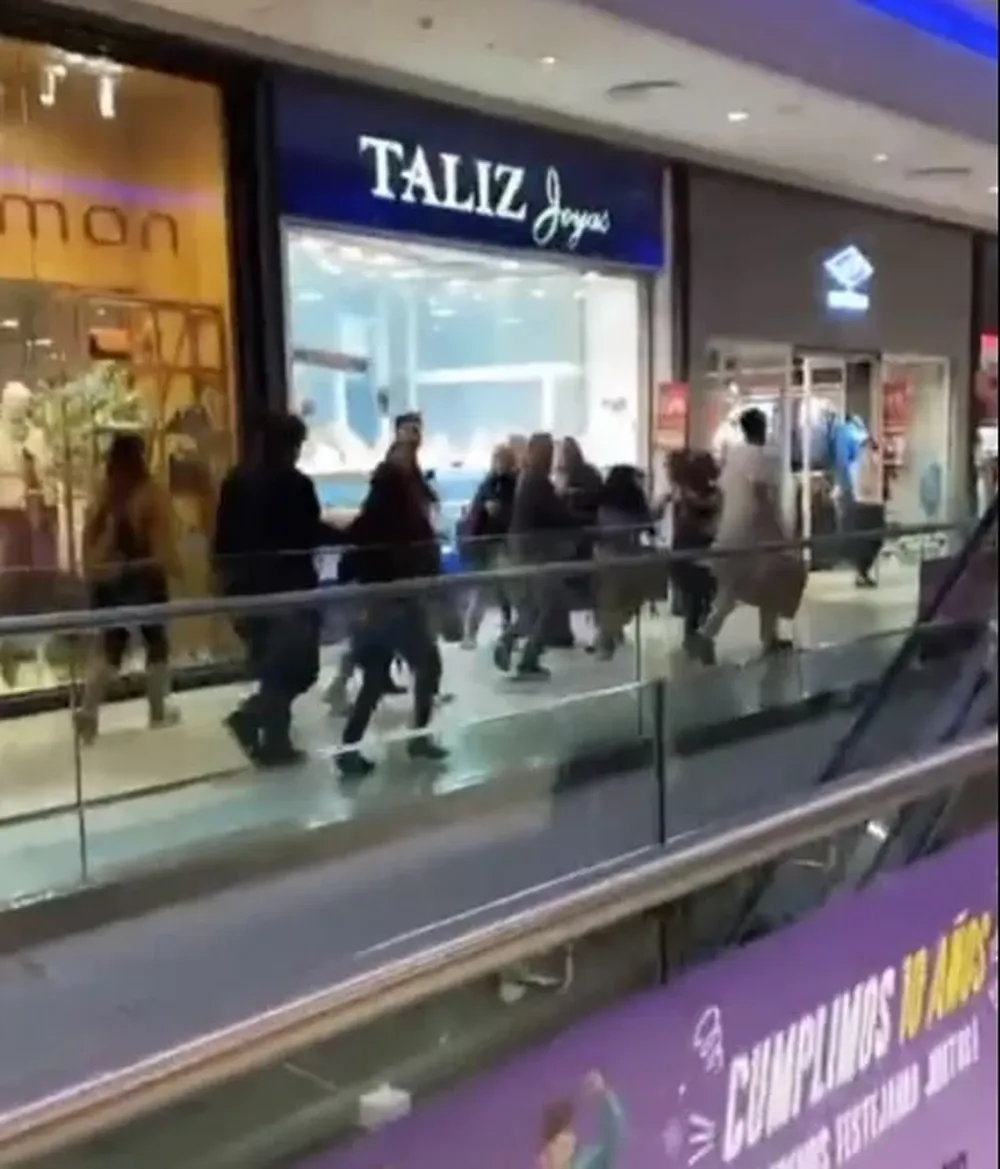 La gente comenzó a correr por el estruendo