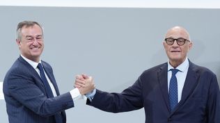 En Sabadell reconoieron que no esperaban una victoria tan contundente sobre el BBVA. Se la deben a ese universo atomizado de accionistas pequeños pero leales que siguieron al pie de la letra lo que les dijo el consejo del banco. En la foto, el consejero delegado, César González-Bueno (izquierda) y el presidente, Josep Oliú (derecha).