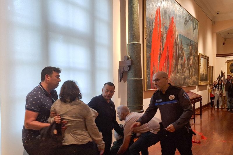 Video: dos activistas dañaron un cuadro de Colón en el Museo Naval de Madrid