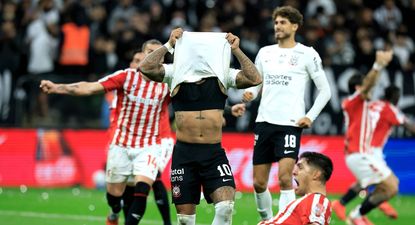 Los jugadores de Estudiantes celebran el penal errado que los metió en semifinales de la Copa Libertadores
