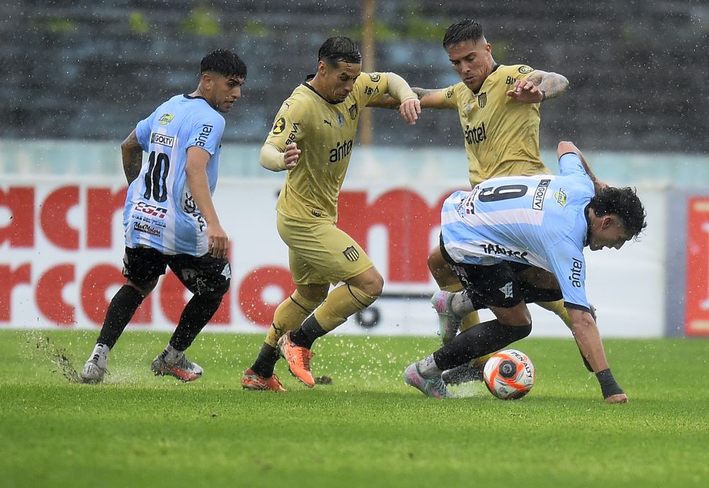 Cerro le ganó a Peñarol 2-0 en el Tróccoli