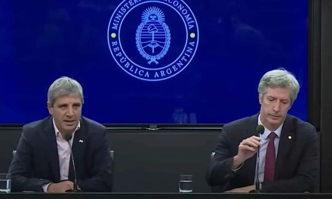 El ministro de Economía Luis Caputo y el presidente del Banco Central Santiago Bausili el vernes en conferencia de prensa