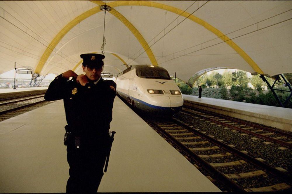 La primera línea de alta velocidad se inauguró en 1992 entre Madrid y Sevilla.