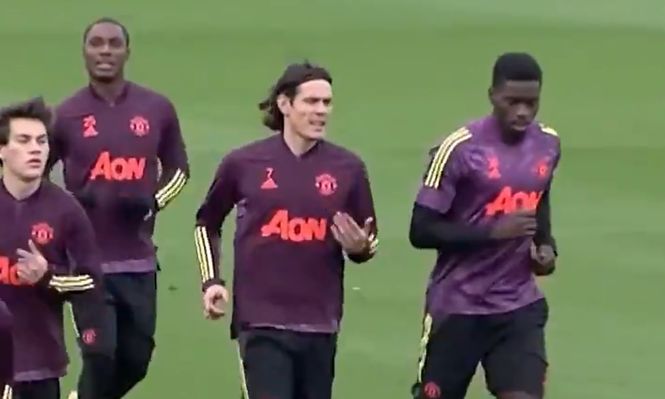 Edinson Cavani y Facundo Pellistri junto a Tuanzebe en Manchester United
