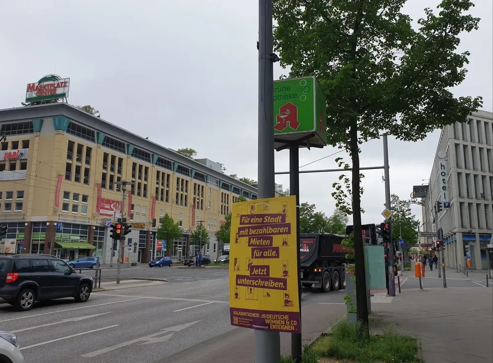 La Iniciativa alemana de expropiación de viviendas (DWE por sus siglas en alemán), formada por activistas y grupos por el derecho a la vivienda en Berlín, le dio un ultimátum a la gobernante coalición del Partido Socialdemócrata (SPD), los Verdes y la Izquierda (Die Linke) para presentar una hoja de ruta encaminada a la socialización de las propiedades inmobiliarias privadas