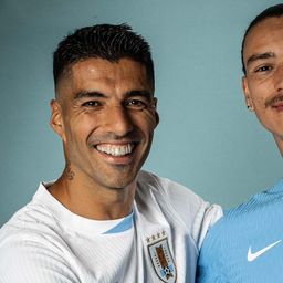 Luis Suárez y Darwin Núñez con la nueva camiseta de la selección de Uruguay para la Copa América 2024 Luis Suárez y Darwin Núñez con la nueva camiseta de la selección de Uruguay para la Copa América 2024