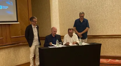 La firma del acuerdo en Punta Tech MeetUp